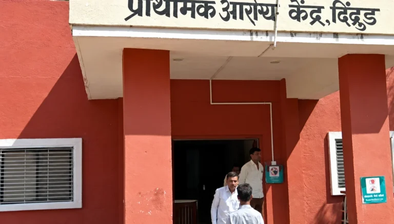 डॉ. निलेश ढाकणे पर कार्रवाई के विरोध में दिंद्रुड में गांव बंद का आह्वान, एंबुलेंस विवाद से बढ़ा मामला
