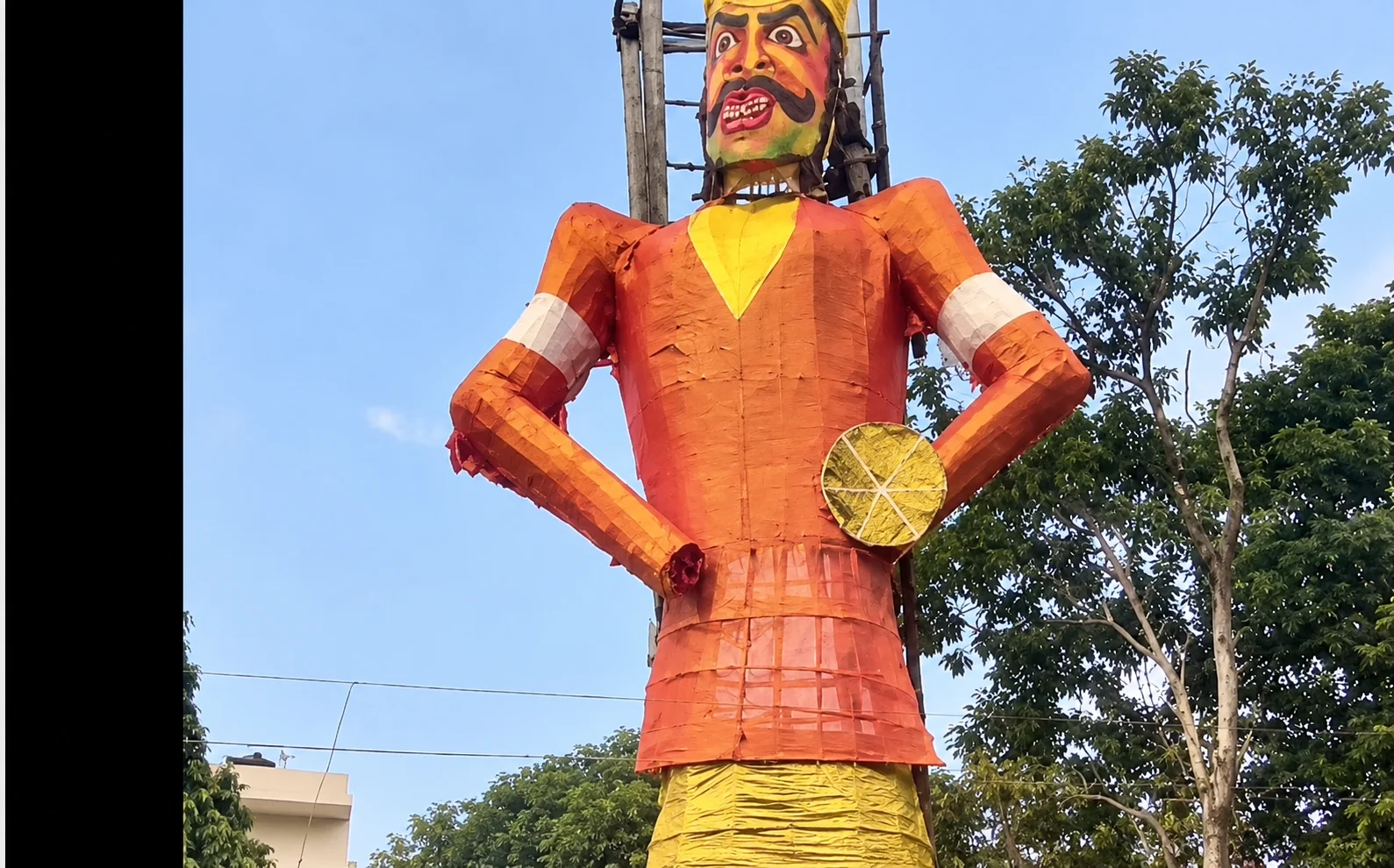 इंदौर में दशहरे से पहले जल गया रावण का पुतला, आंखों की लाइट टेस्टिंग के दौरान लगी आग; अब रात 9 बजे होगा दहन