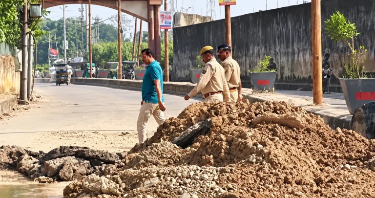 रामपुर में जिला कारागार के सामने पाइपलाइन खराब, पांच दिन से खुदी सड़क से गुजर रहे वाहन; हादसे का खतरा