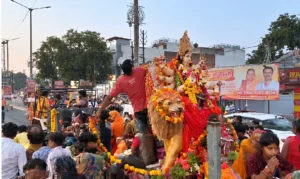 झांसी के लक्ष्मीताल पर प्रतिमा विसर्जन के दौरान जेवर चोरी का आरोप, भीड़ ने संदिग्ध को पकड़कर पुलिस को सौंपा