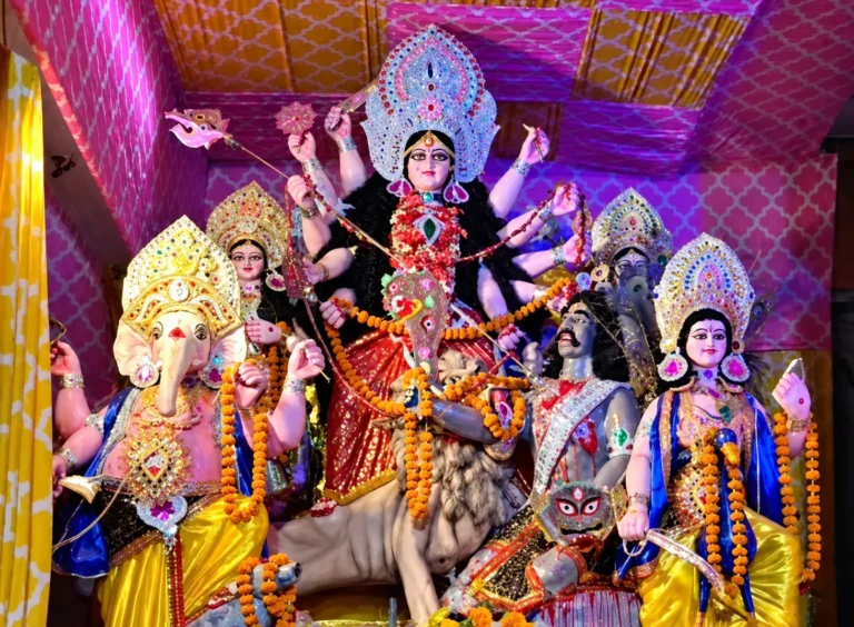 बिहार: बिहटा के राघोपुर में मां दुर्गा की प्रतिमा का पट खुला, दर्शन-पूजन के लिए पहुंचे श्रद्धालु