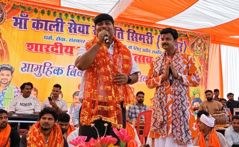 बिहार के सिमरी में मां काली पूजा समिति के कार्यक्रम में CO भगवती शंकर पांडेय की प्रस्तुति, तालियों से गूंजा पंडाल