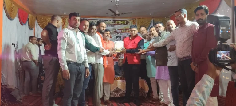 बचरवार में देर रात तक चला कविताओं का जादू, दो चक्रों में हुआ विराट कवि सम्मेलन