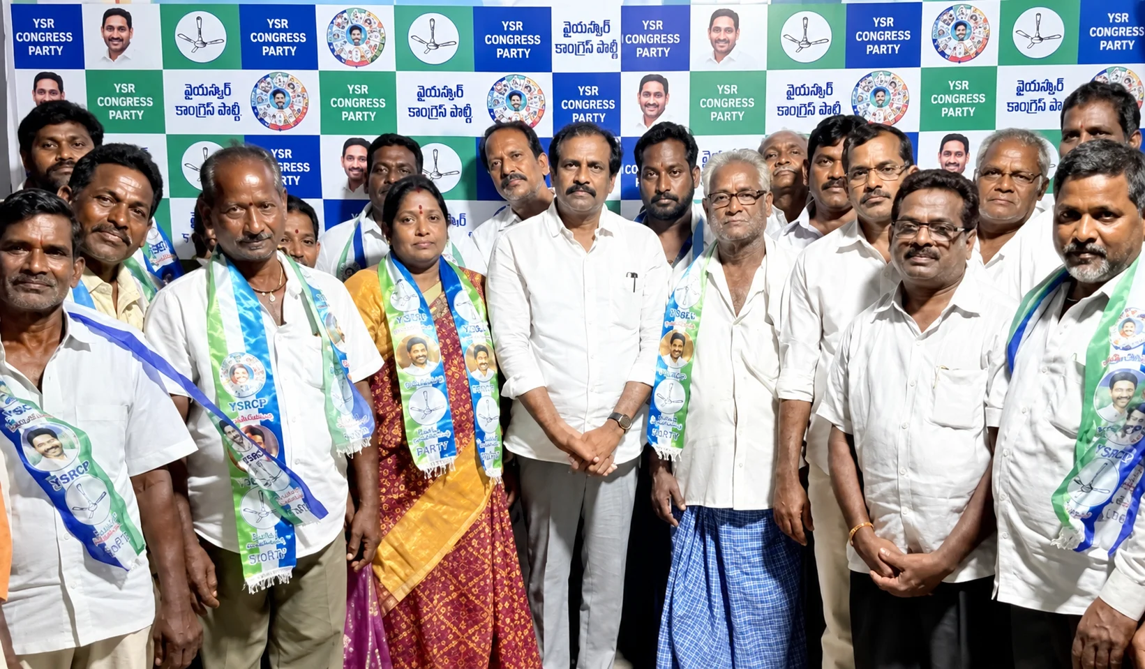 आंध्र प्रदेश: TDP और जनसेना के कई कार्यकर्ता YSRCP में शामिल, पूर्व मंत्री कुरसाला कन्नबाबू ने किया स्वागत