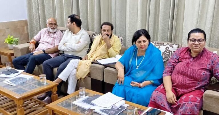 कोटा: आवारा कुत्तों पर सवाल के जवाब में मेयर अनुसुईया गोस्वामी बोलीं- आजकल लोग ज्यादा काटते हैं