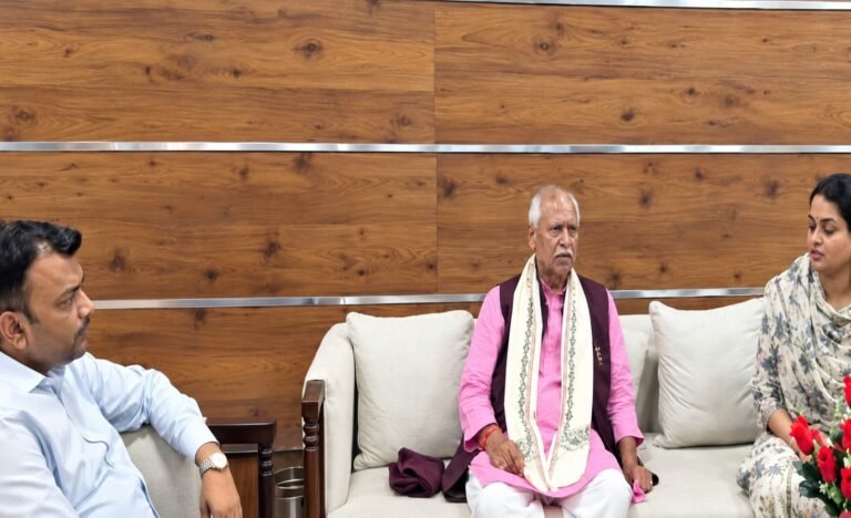 छपरा: महाराजगंज सांसद जनार्दन सिंह सिग्रीवाल ने खेल मंत्री श्रेयसी सिंह से की मुलाकात, क्षेत्र में खेल सुविधाओं के विकास पर चर्चा